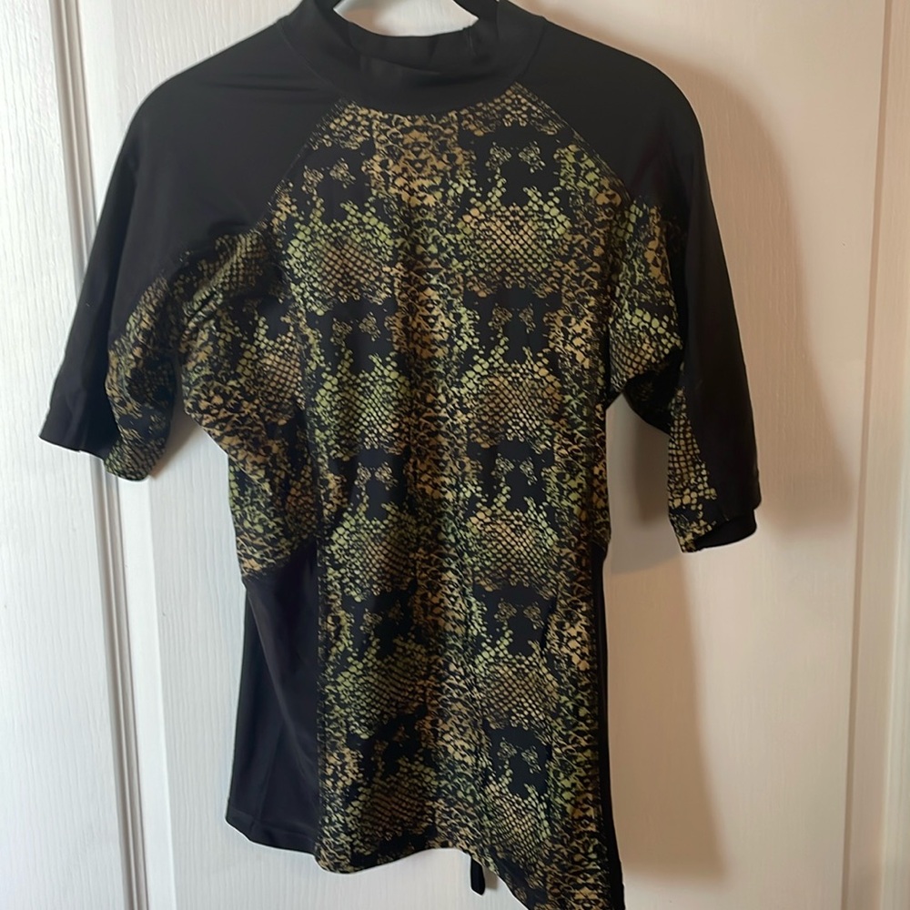 221. Med men’s Marc Jacob’s Rash Guard Msrp 168.00